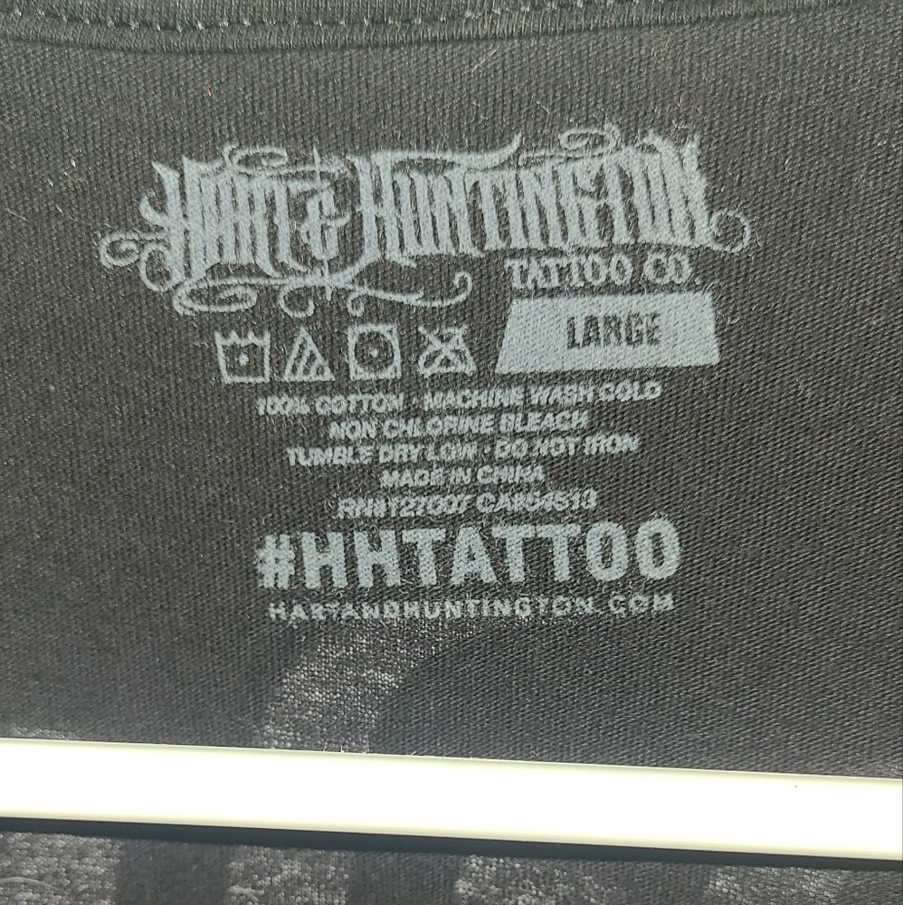 Hart and Huntington Tattoo Company Black Graphic tshirt Large EUC - Picture 2 of 3